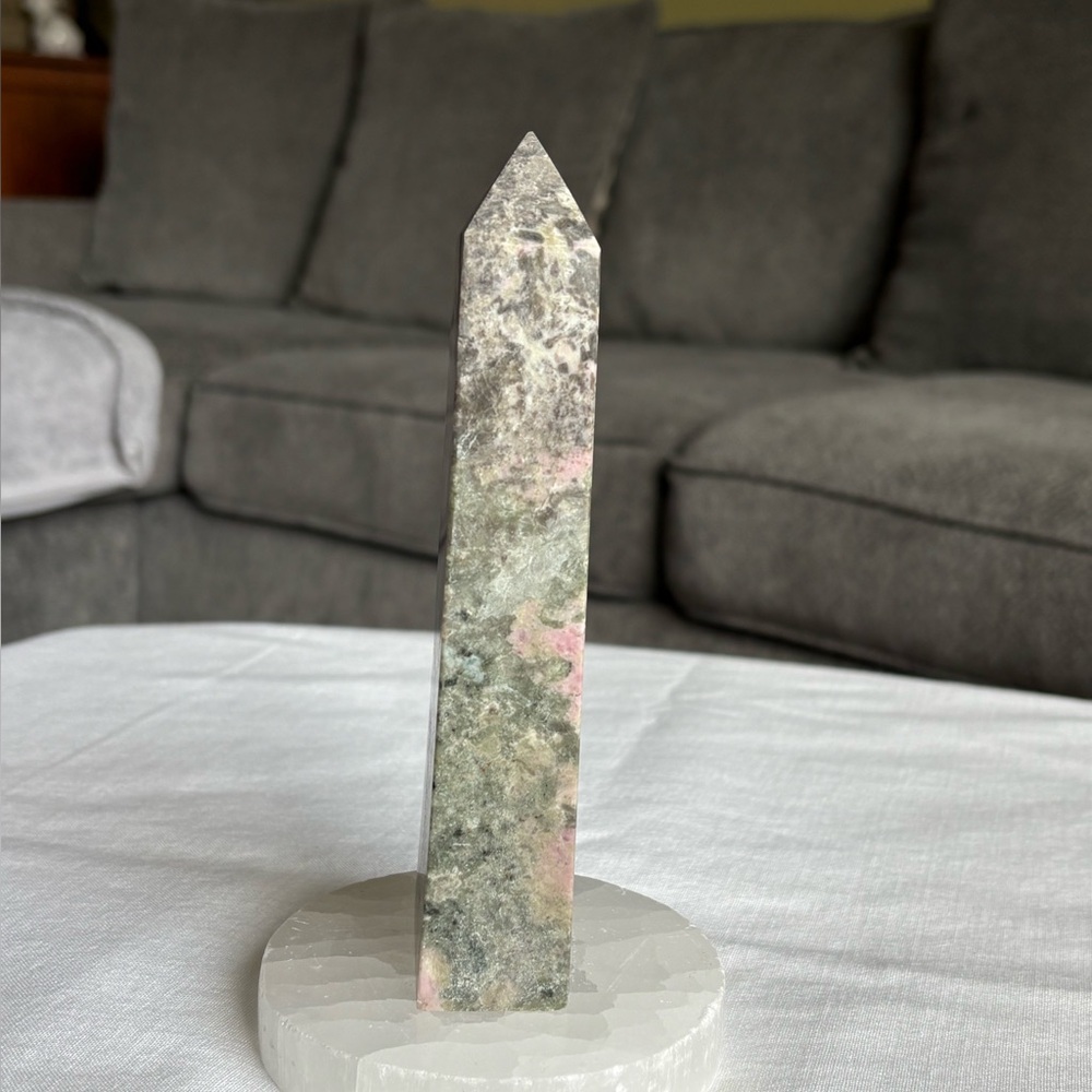 Peruvian Rhodonite tower - Picture 4 of 4